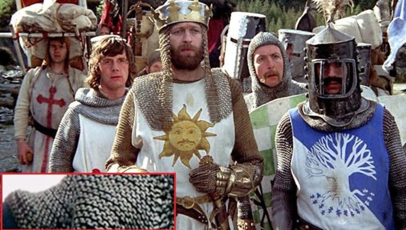 Monty Python a Svatý Grál – kroužková zbroj rytířů je ve skutečnosti pletená příze, čehož si lze v detailech všimnout