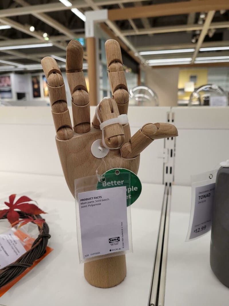 Vystavená polohovatelná IKEA ruka má pro jistotu přidělaný prostředníček