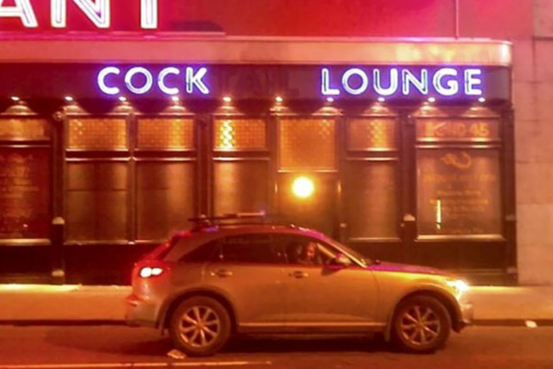 Cocktail lounge zní jako fajn bar. Cock lounge je už o něco specifičtější místo.