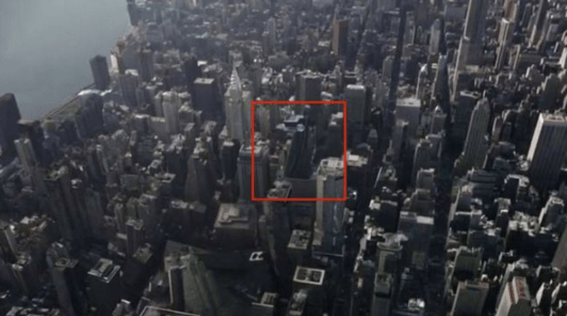Velká část děje Doctora Strange se samozřejmě odehrává v New Yorku, tedy stejném městě, ve kterém žije i Strangův budoucí kolega, Tony Stark. Avengers věže si musel všimnou snad každý.