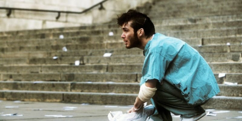7) 28 dní poté (2002) - Ve světě vypukla nákaza a mladík Jim (Cillian Murphy) se po probuzení z kómatu ocitá zcela sám.