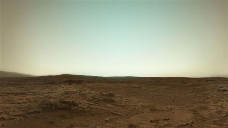 Barevný snímek Marsu pořízeny z vozítka Curiosity