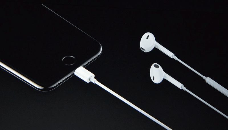 K iPhonu budou dodávaná sluchátka EarPods s Lightning koncovkou. Audio jack chybí.