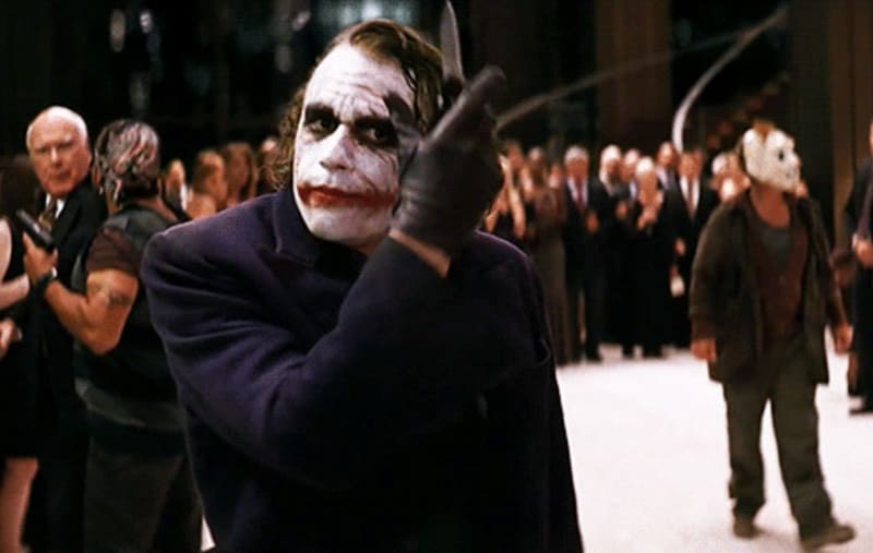 Temný rytíř - Heathu Ledgerovi jako Jokerovi neustále padaly umělé jizvy v oblasti rtů, tak si je olizoval, což pomáhalo; nakonec z toho udělal součást děsivého charakteru