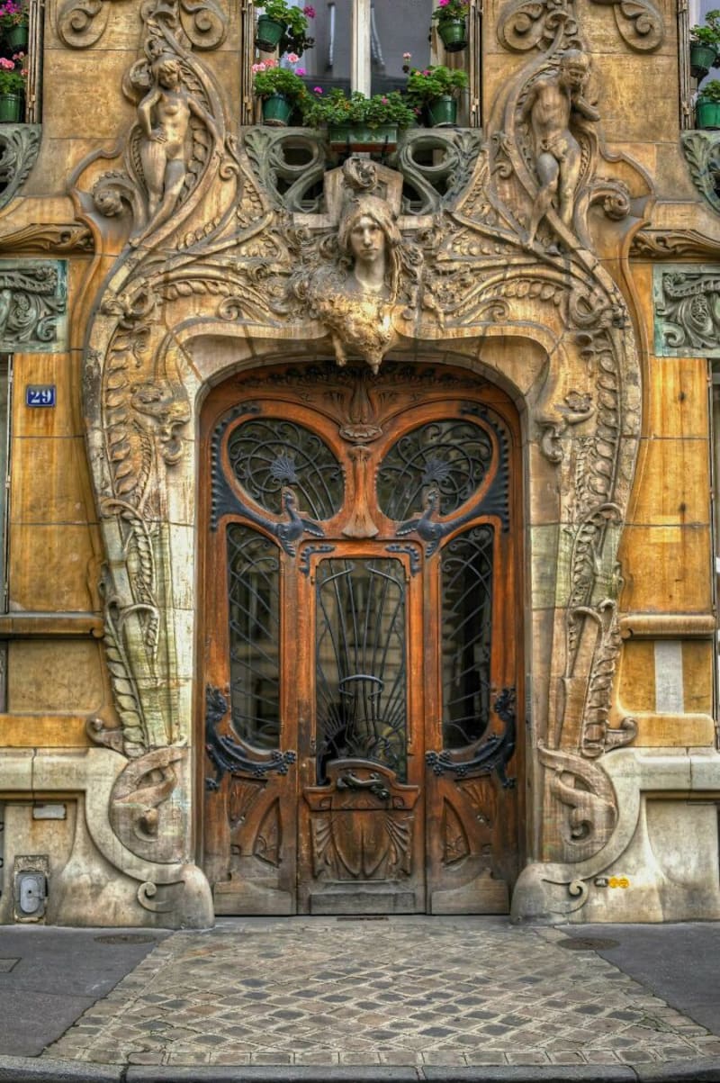 Úžasný vchodový portál pařížského domu