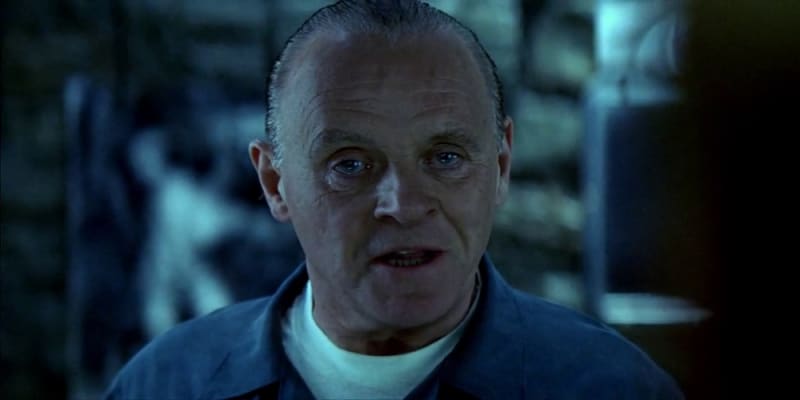 13) Červený drak (2002) - Will Graham, bývalý agent FBI se musí vrátit do terénu, aby vyšetřil sérii brutálních vražd. Aby se mu to ale povedlo, bude muset nejprve vyhledat pomoc svého bývalého protivníka, doktora Lectera.