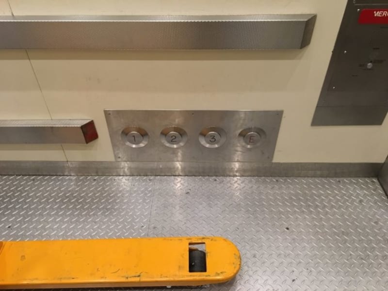Když máte plné ruce, můžete výtah ovládat nohou