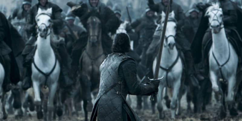 Jon Snow je borec, nicméně ještě nikdy nebyl takový borec, jako když stojí sám proti rozjeté jízdě a ve zpomaleném záběru hrdinsky tasí meč.