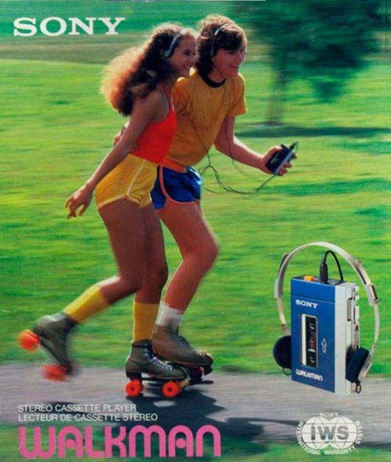 Dobová reklama na Walkman, který se dal sdílet díky dvěma výstupům na sluchátka