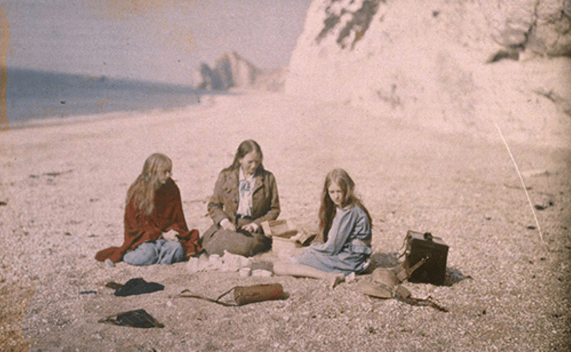 Tenhle piknik se mohl klidně stát během minulého léta. Místo toho se odehrál už v roce 1913!