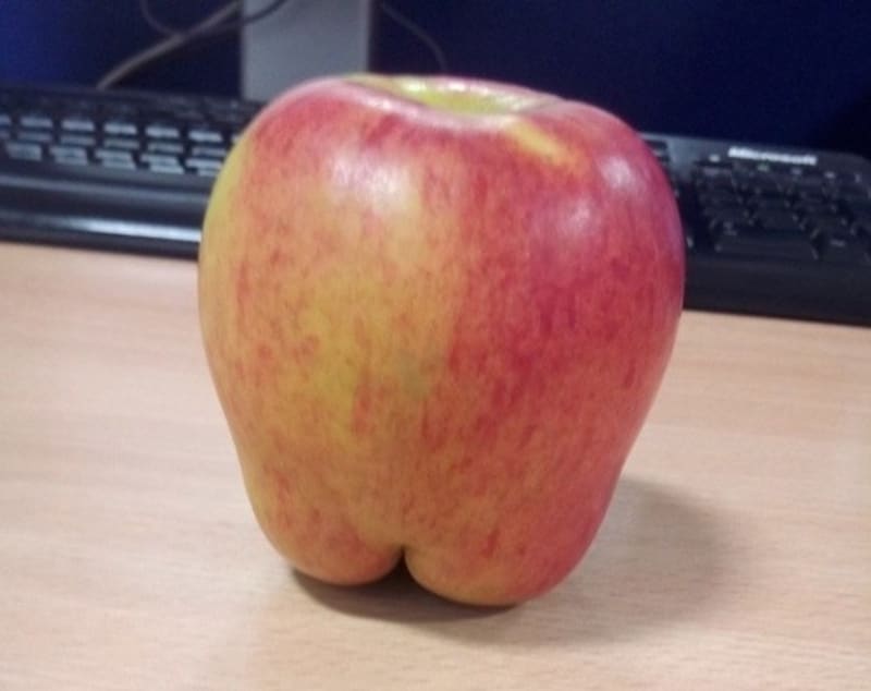 Tohle jablko se sexy prdelkou