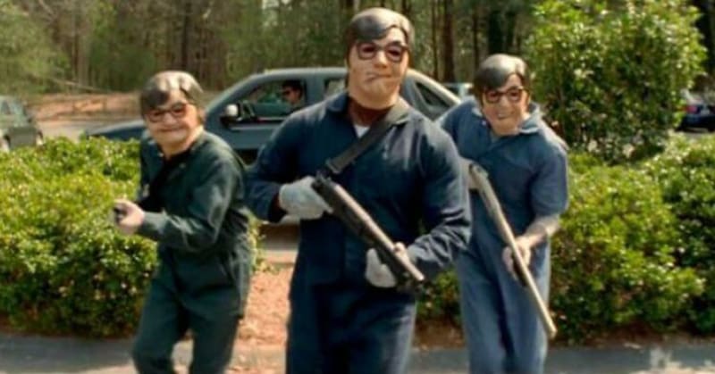 Baby Driver - ve scéně bankovní loupeže chtěli filmaři použít masky Michaela Myerse z filmu Halloween, ale nezískali práva. Nakonec kontaktovali Mike Myerse a zeptali se, jestli můžou použít jeho tvář; tomu to přišlo srandovní a souhlasíl,