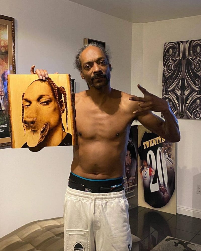 Dřevěný a živý Snoop Dogg