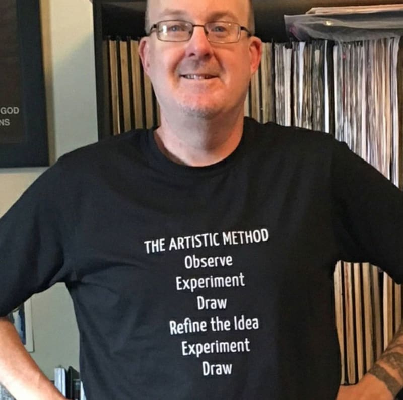Autor se svou tvůrčí metodou na tričku