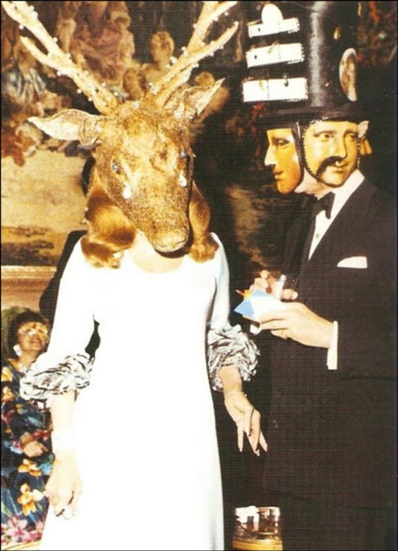 Dva hosté na "iluminátském" večírku u Rothschildů (1972)