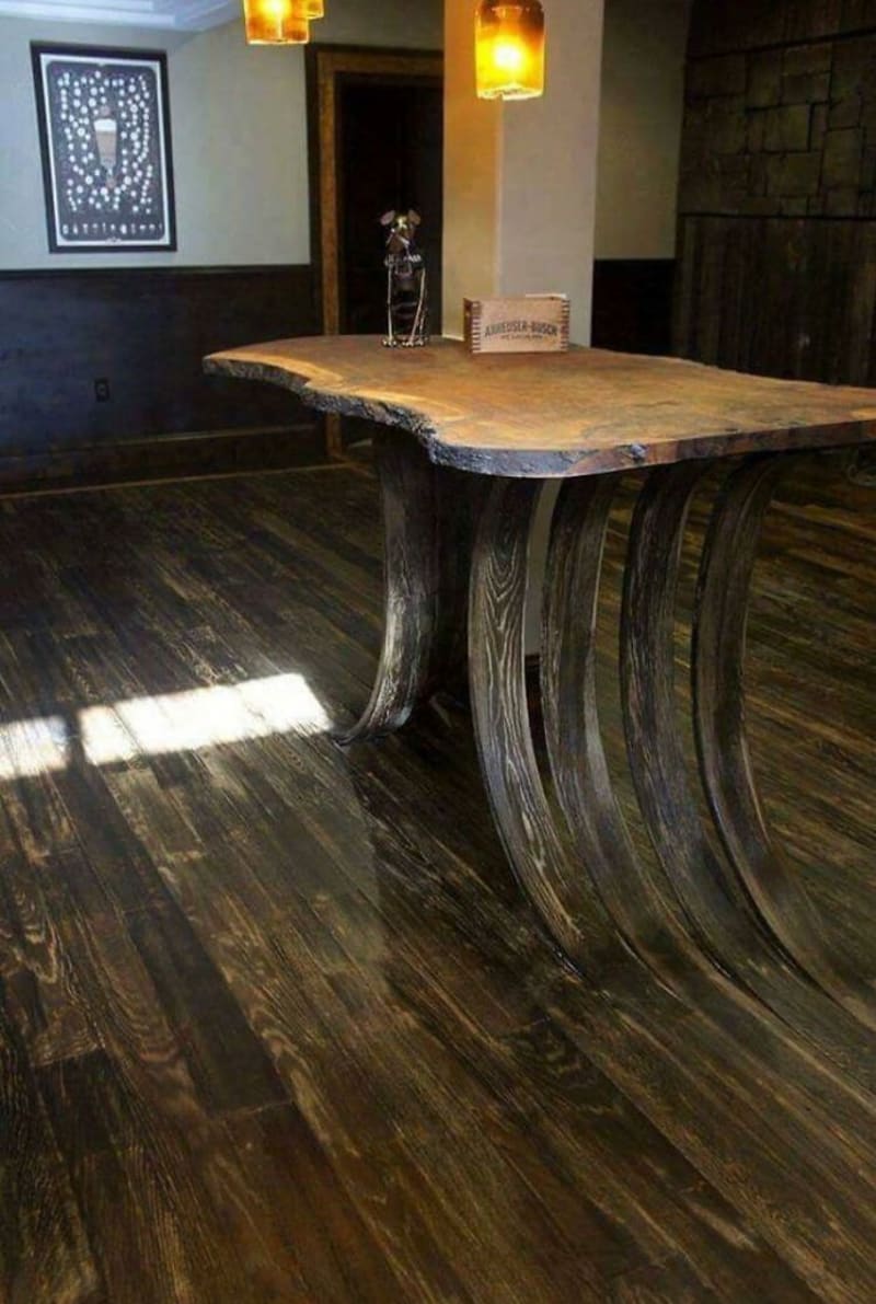 Stůl vyrůstající z podlahy