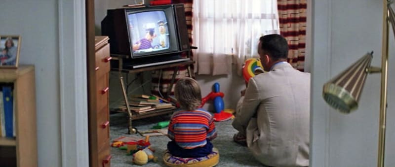 Forrest Gump - když Jenny seznámí Forresta s jeho synem, nosí oba stejné oblečení jako Burt a Ernie, na které se dívají v televizi