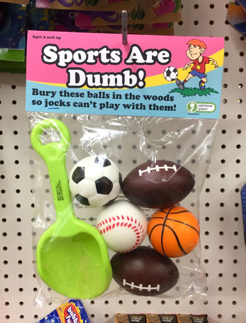Sporty jsou pro blbečky - zakopejte tyhle míče na zahradě, aby si s nimi nemohli vymaštěnci hrát