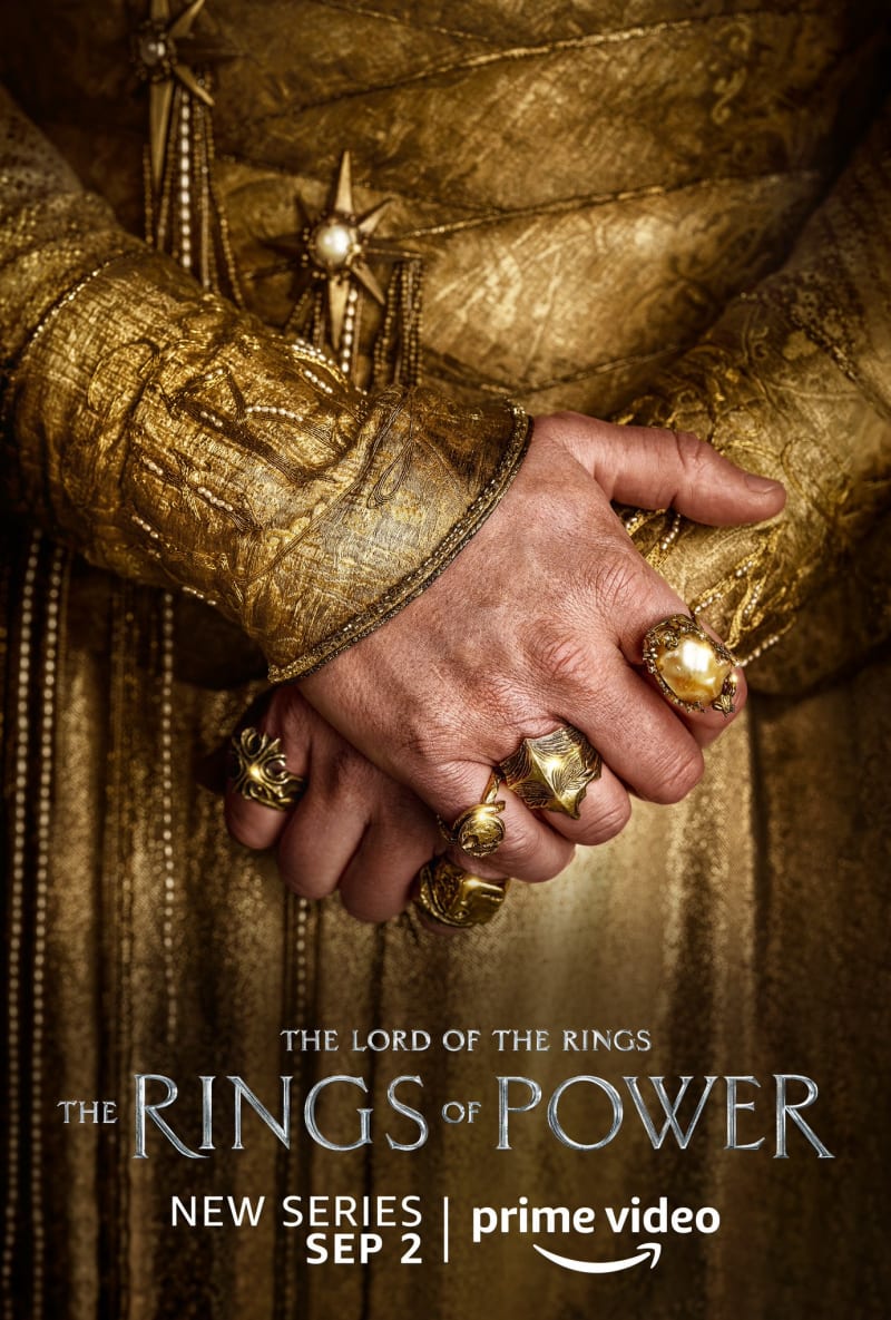 Gil-galad (Benjamin Walker), elfský král, ve svém tradičním zlatém oděvu