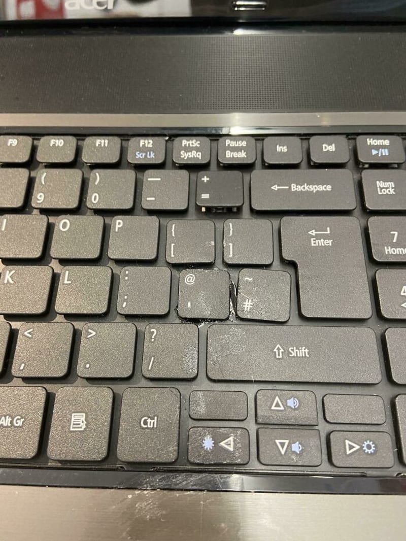 "Odpadly mi klávesy, tak jsem je přilepila, ale ony teď nefungují. Co mám dělat?"