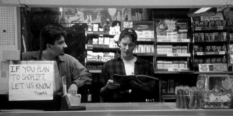 Mladí muži za pultem (1994) - První film režiséra Kevina Smitha a hned trefa do černého. Tihle líní prodavači, kteří se baví o filmech, hokeji a holkách, možná nebudou ti nejbystřejší, rozhodně vás ale pobaví tak, jako nikdo předtím.
