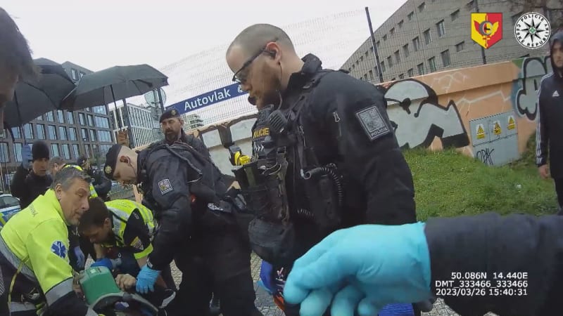 Pražští policisté zachránili dva životy.
