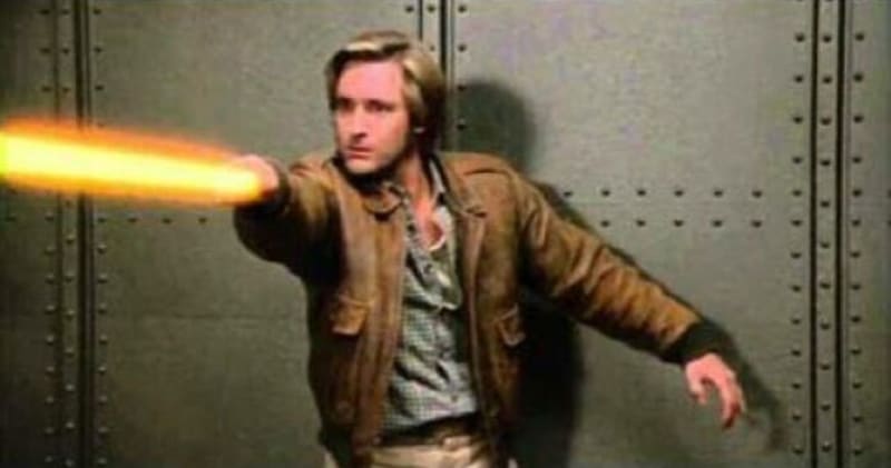 Spaceballs – před natáčením režisér Mel Brooks požádal George Lucase, zda může parodovat Star Wars, ten souhlasil, jen s podmínkou, že hlavní hrdina nebude oblečený jako Han Solo... tak ho oblékli jako Indianu Jonese