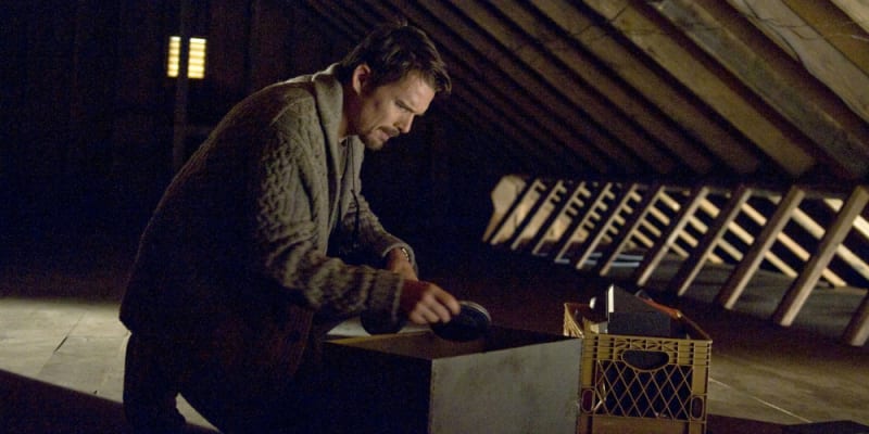 5) Sinister (2012) - Ethan Hawk hraje spisovatele, který objeví na půdě staré filmové pásy, související se záhadnými vraždami.
