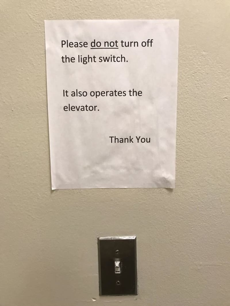 "Prosím, nevypínejte světla. Přepínač ovládá taky výtah."