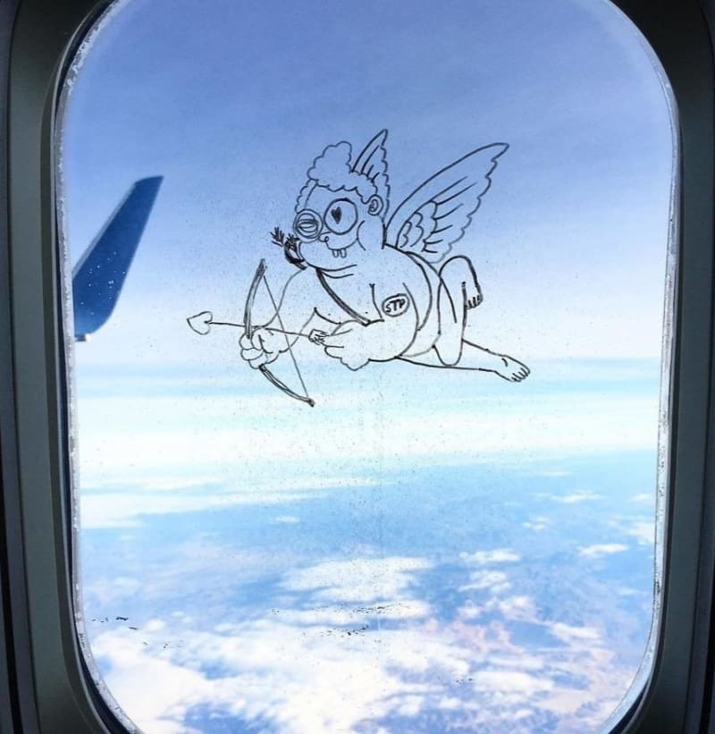 Vtipné kresby na okénku letadla 8