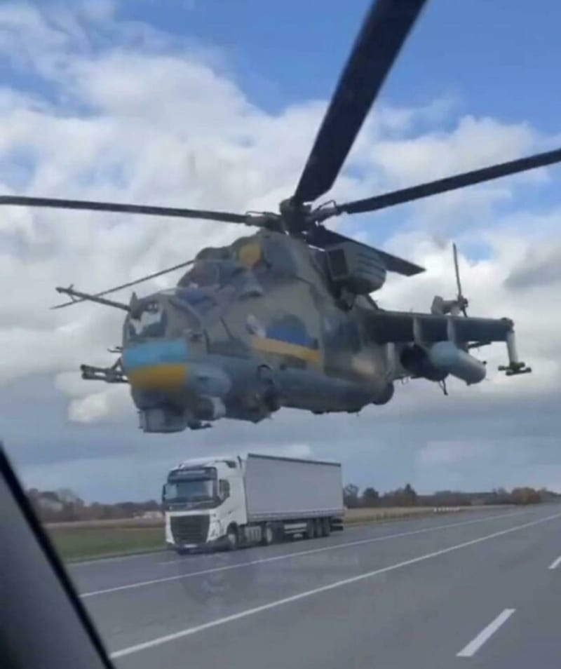 Ukrajinská helikoptéra letí těsně nad dálnicí, aby se vyhnula ruským radarům
