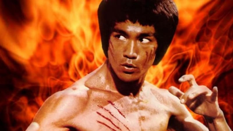 Připomeňte si akční legendu Dračího života Bruce Lee