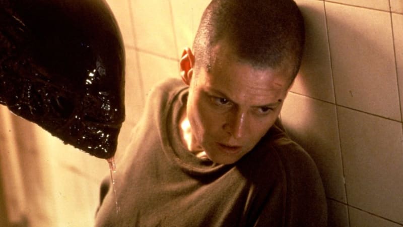 9 věcí, které nevíte o Vetřelci 3: Proč si Ripleyová oholila hlavu?