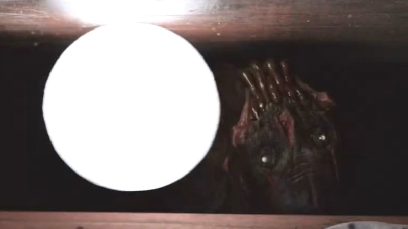 Pod postelí opravdu číhá monstrum! Po děsivém traileru nového hororu neusnete