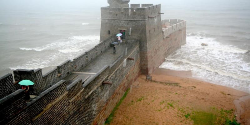 Konec Velké čínské zdi na mořském břehu - říká se mu taky Hlava starého draka