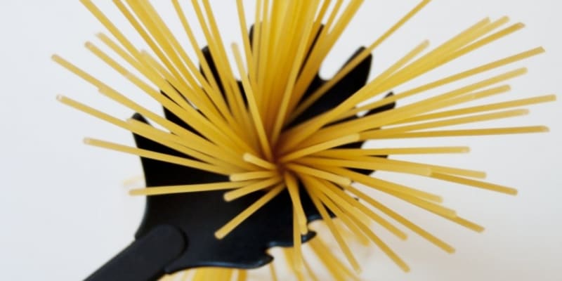 Díra v naběračce na špagety není jen pro odtok vody, ale bývá navržena taky jako "odměrka". Do jejího průměru se vejde přesně průměrná porce ještě neuvařených špaget.