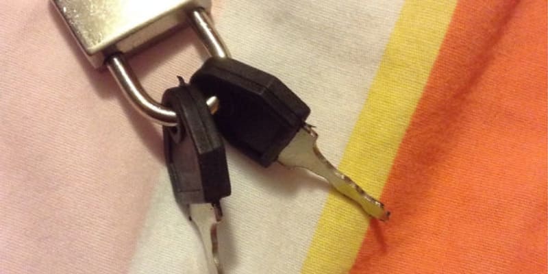 Přítelkyně nechtěla ztratit klíčky od zámku, tak je v něm zamkla