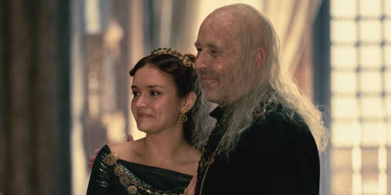 Alicent Hightower (Olivia Cooke) a Viserys Targaryen (Paddy Considine) v seriálu Rod draka