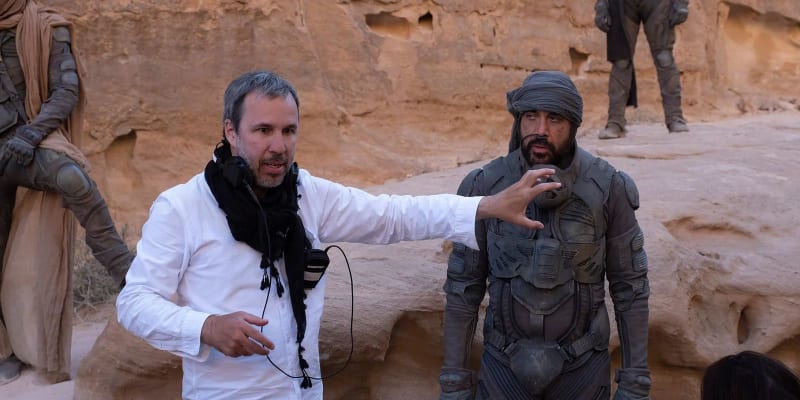 Režisér Denis Villeneuve na place s Javierem Bardemem, který hraje fremenského vůdce Stilgara