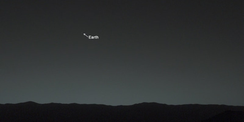 Takhle je vidět Země z povrchu Marsu. Hádáme, že si první osadníci na naši modrou planetu ani nevzpomenou.