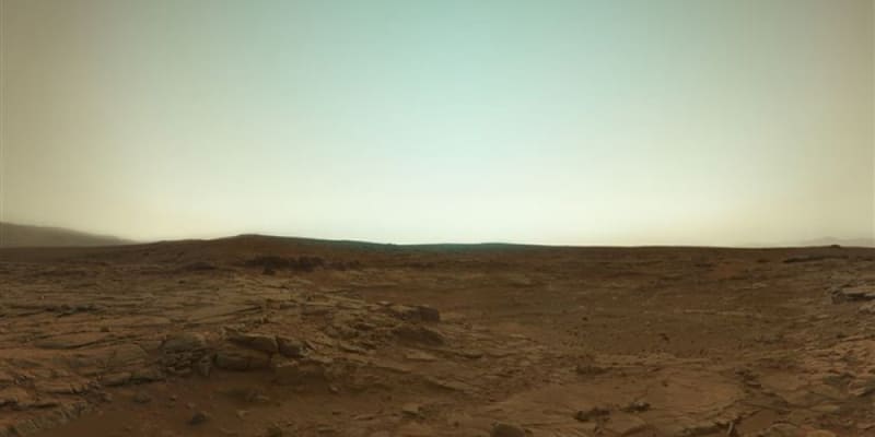 Barevný snímek Marsu pořízený z vozítka Curiosity