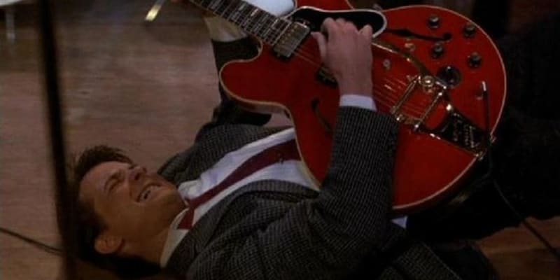 Návrat do budoucnosti (1985) - V téhle scéně je Marty ve filmu v roce 1955. Což je divné, protože kytara, kterou drží v rukou, debutovala až v roce 1959.