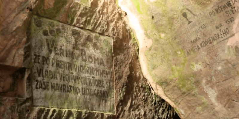 Nápisy na skalách ve skalním městě Kalich v Českém ráji