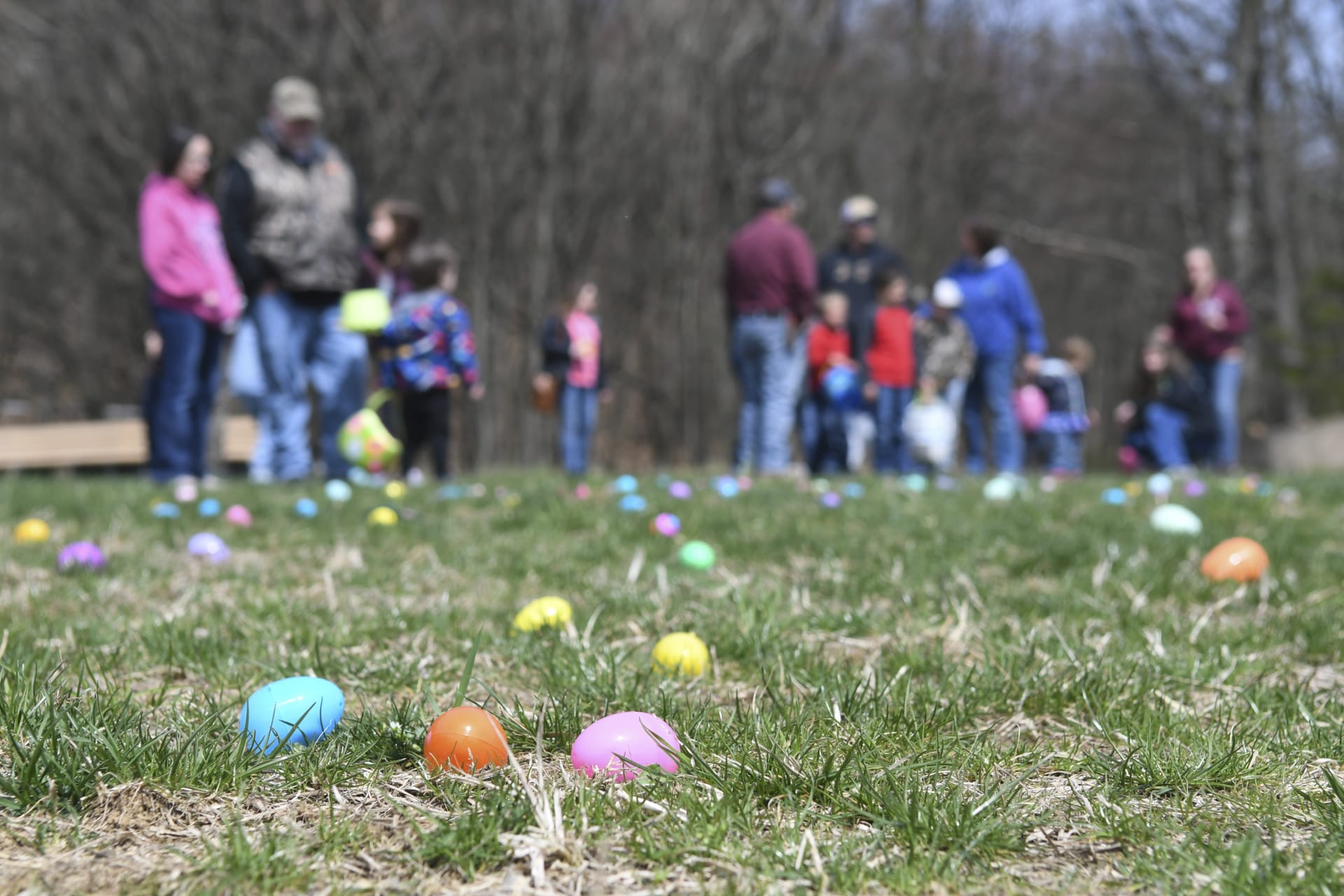 Američané slaví Velikonoce hlavně o víkendu, kdy se pořádají Easter Egg Hunts, neboli lovy na vajíčka. Hry se účastní hlavně děti, kterým rodiče schovávají v trávě čokoládová nebo umělohmotná vajíčka naplněná bonbony a drobnými hračkami.