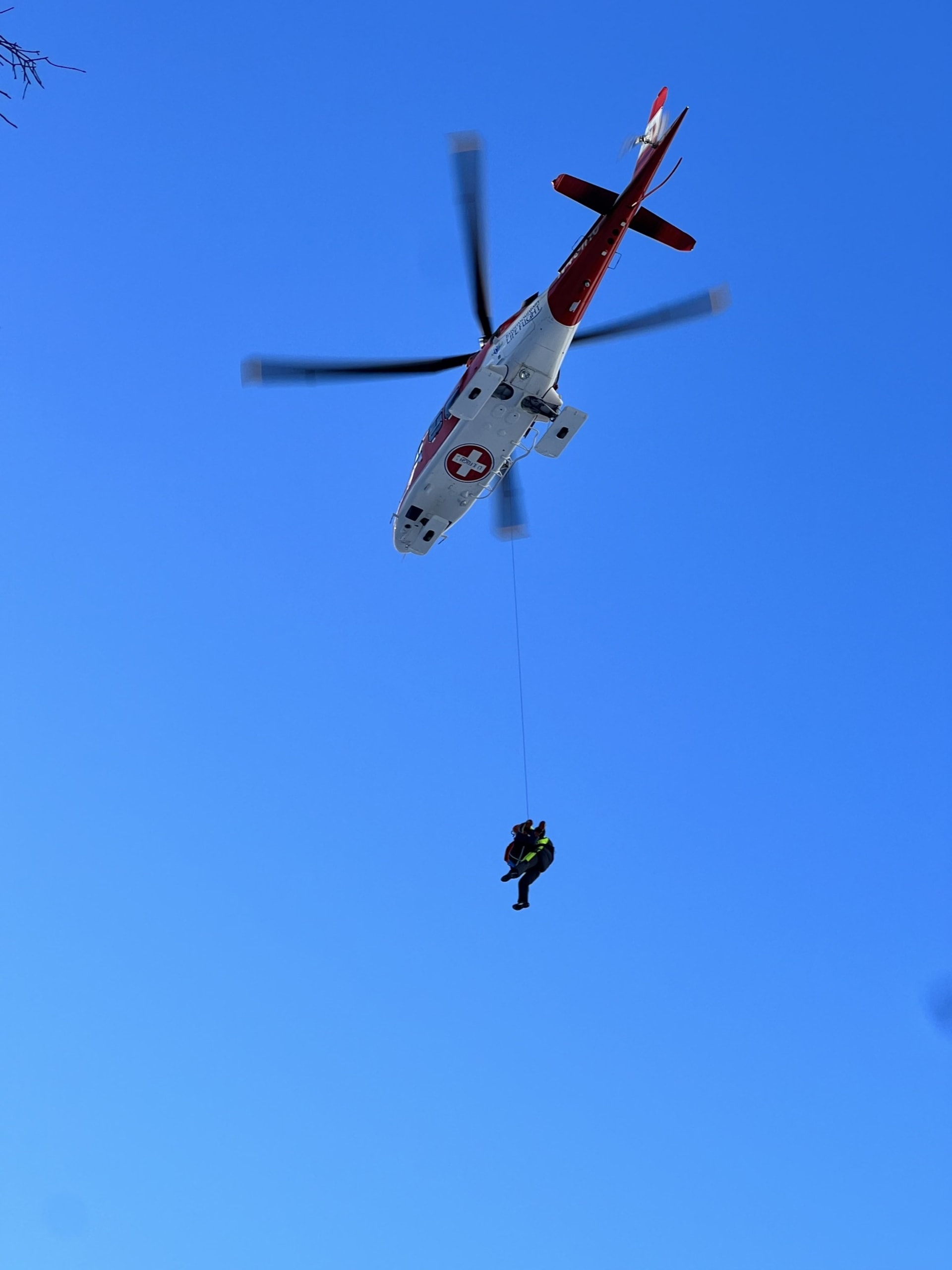 Poraněného horolezce přepravil do nemocnice vrtulník.