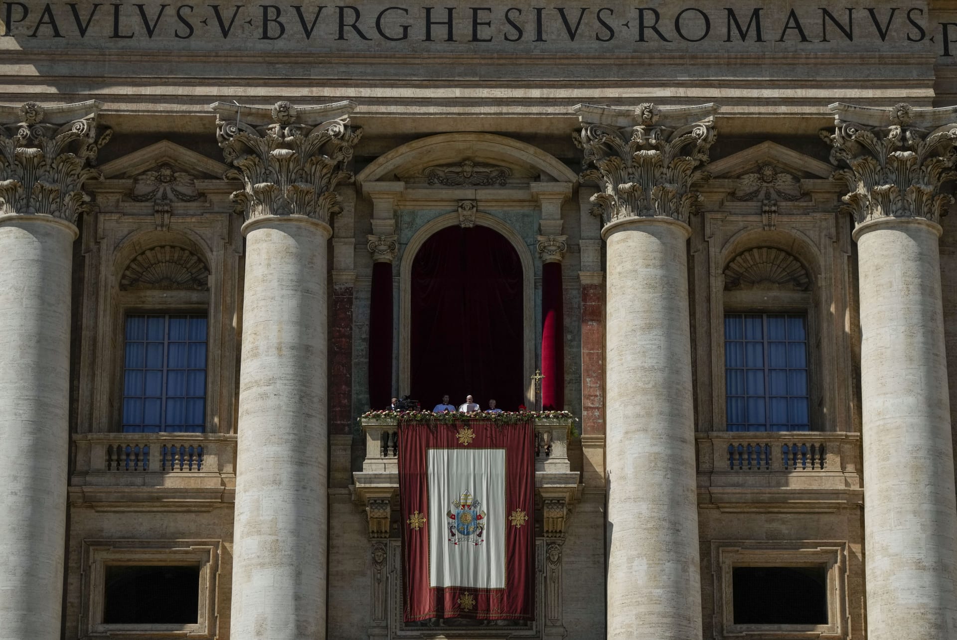 Papež František v neděli dopoledne předsedal bohoslužbě na Svatopetrském náměstí, které se ve slunečném ale chladném počasí zúčastnilo podle vatikánské policie na 45 tisíc lidí. Po mši pak žehnal věřícím za jízdy po náměstí ve speciálním voze – papamobilu. 