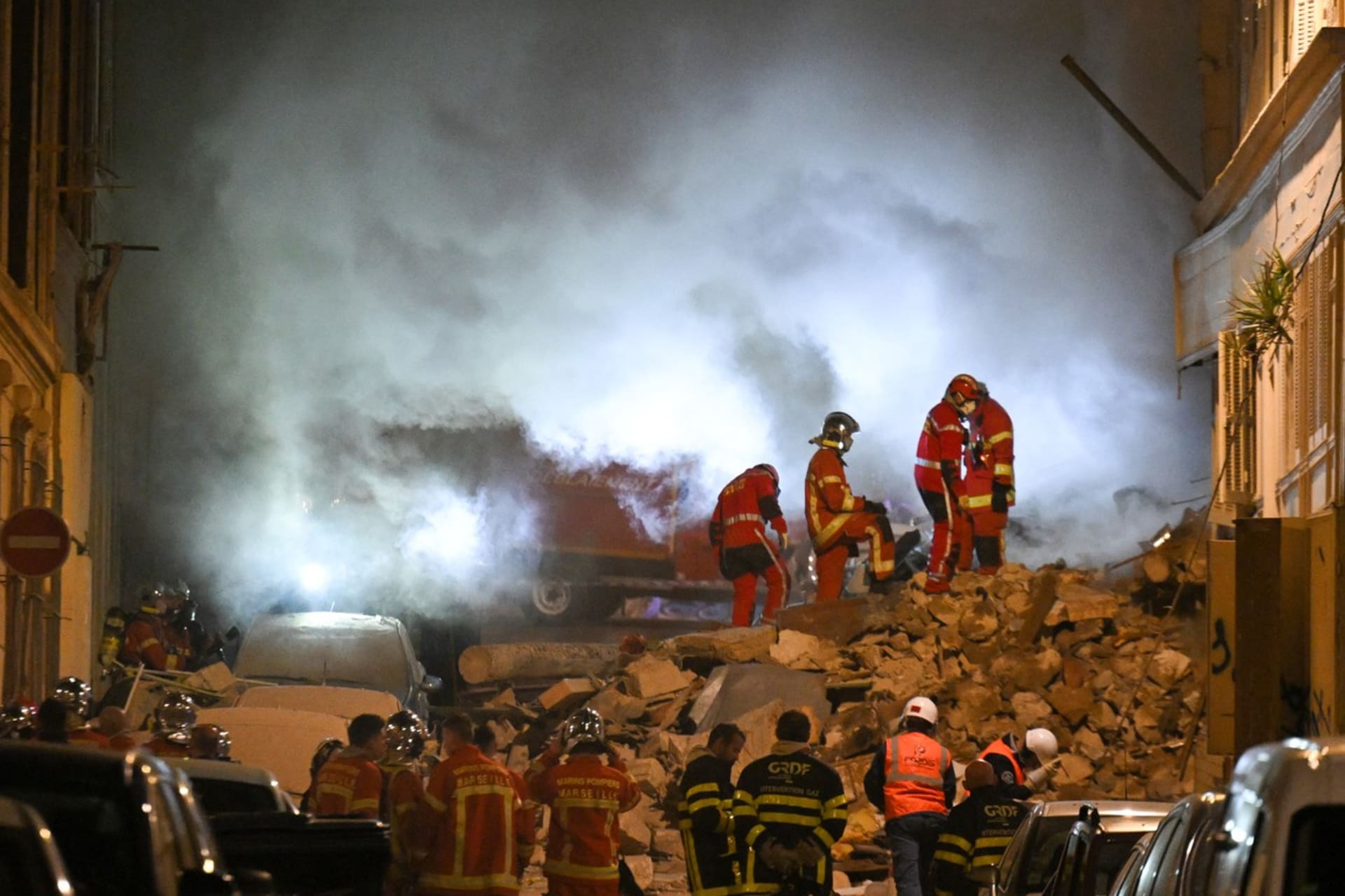 V centru Marseille se zřítil dům, záchranné práce komplikuje požár