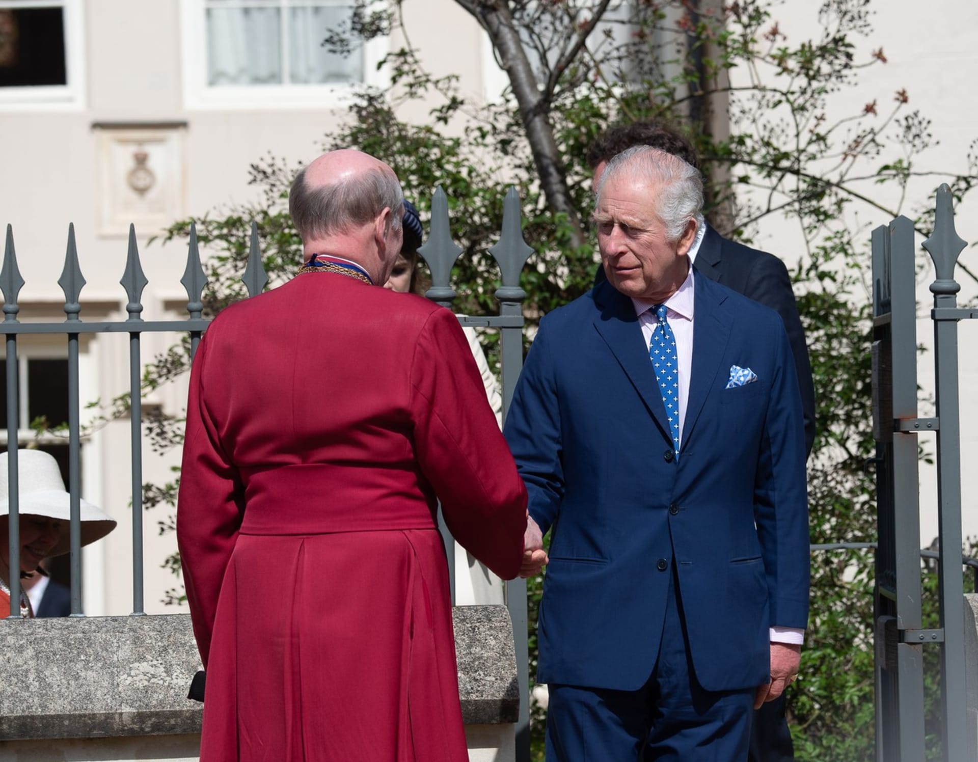 Velikonoční tradice dodržují i členové královské rodiny. Král Karel III., jeho choť Camilla a zbytek královské rodiny se společně účastnili tradiční velikonoční bohoslužby v kostele svatého Jiří ve Windsoru.