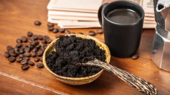 Kávová sedlina je zázrakem v domácnosti. Využijete ji do lednice, na oblečení i k masu