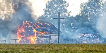Fiasko ruských hasičů: Omylem podpálili část vesnice. Stalo se to ve vteřině, popsala svědkyně